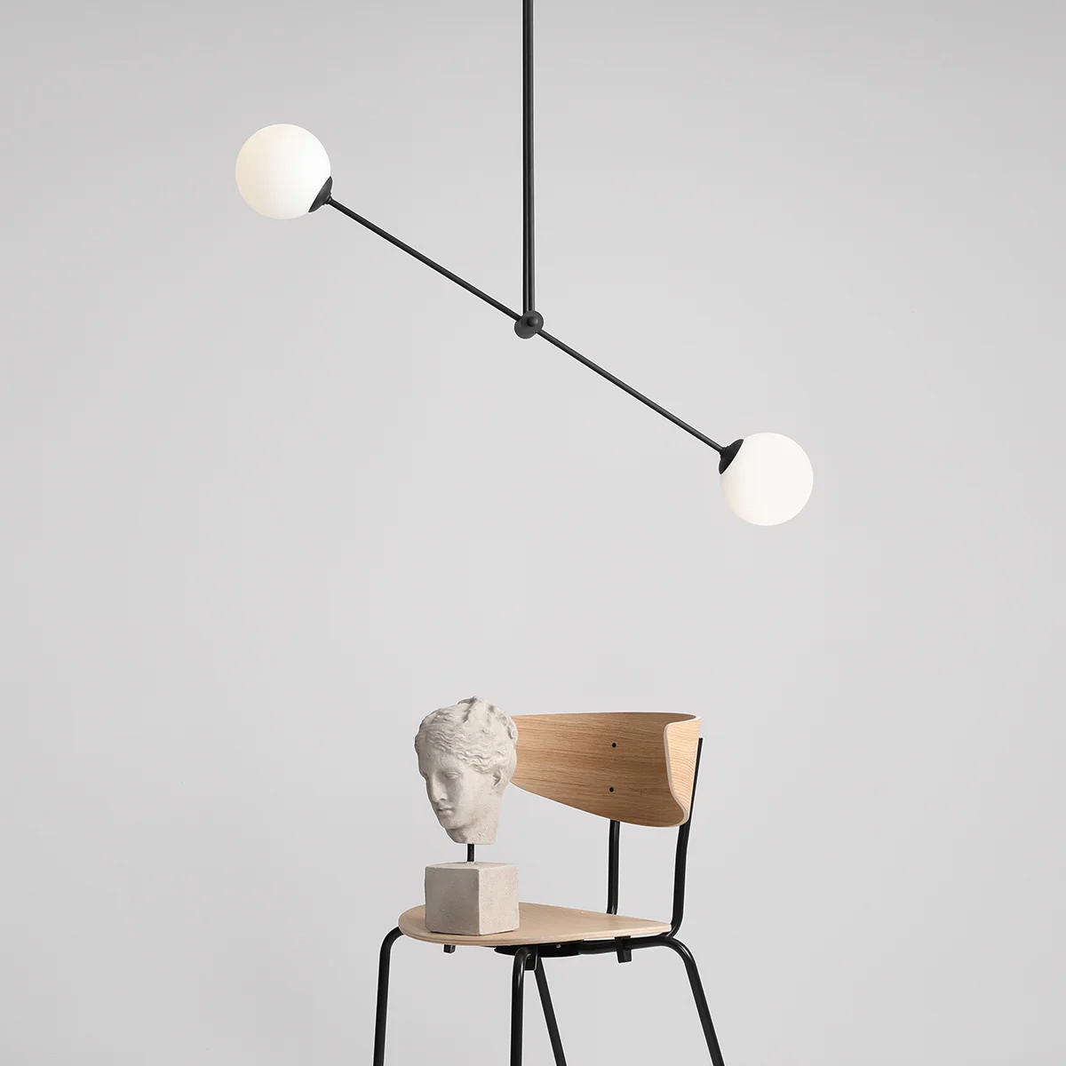 Point - Loftlampe i sort metal og to hvide skærme