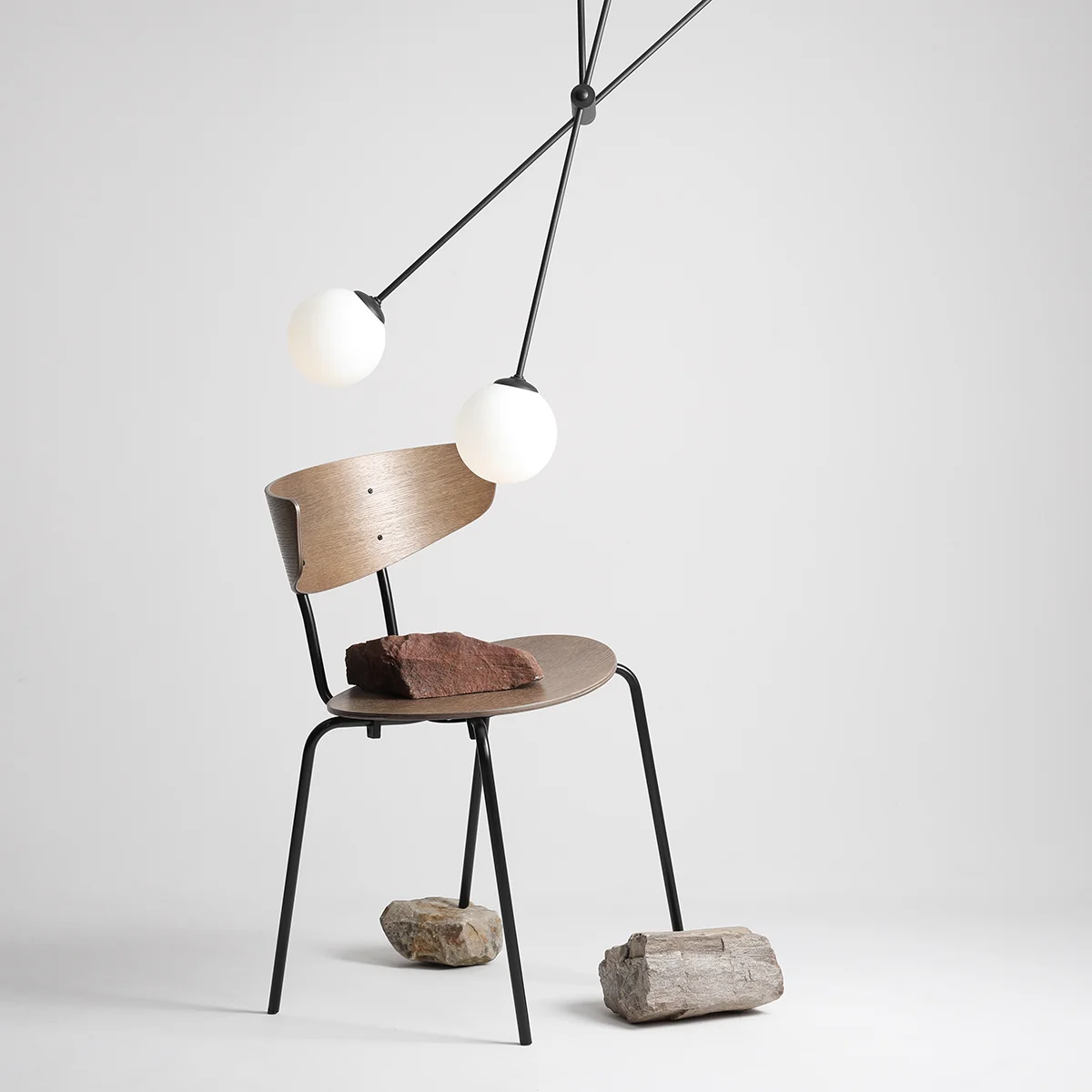 Point - Loftlampe i sort metal og fire hvide skærme