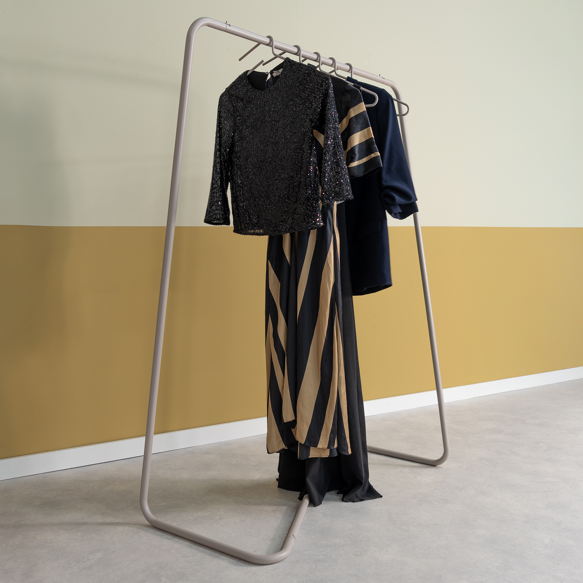 Hang-On - Tøjstativ i silky taupe metal