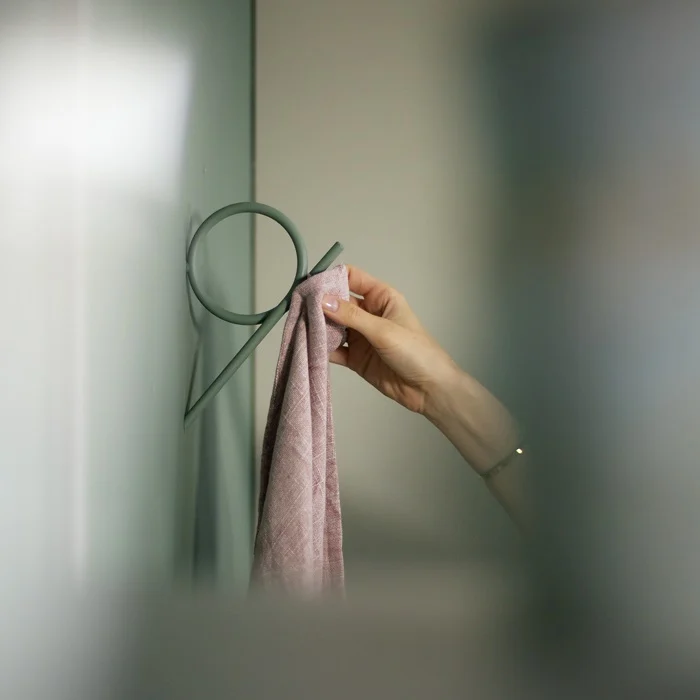 Tupaz - Tre knager i støvet grøn metal, vælg mellem 3 størrelser 3 stk. små knager