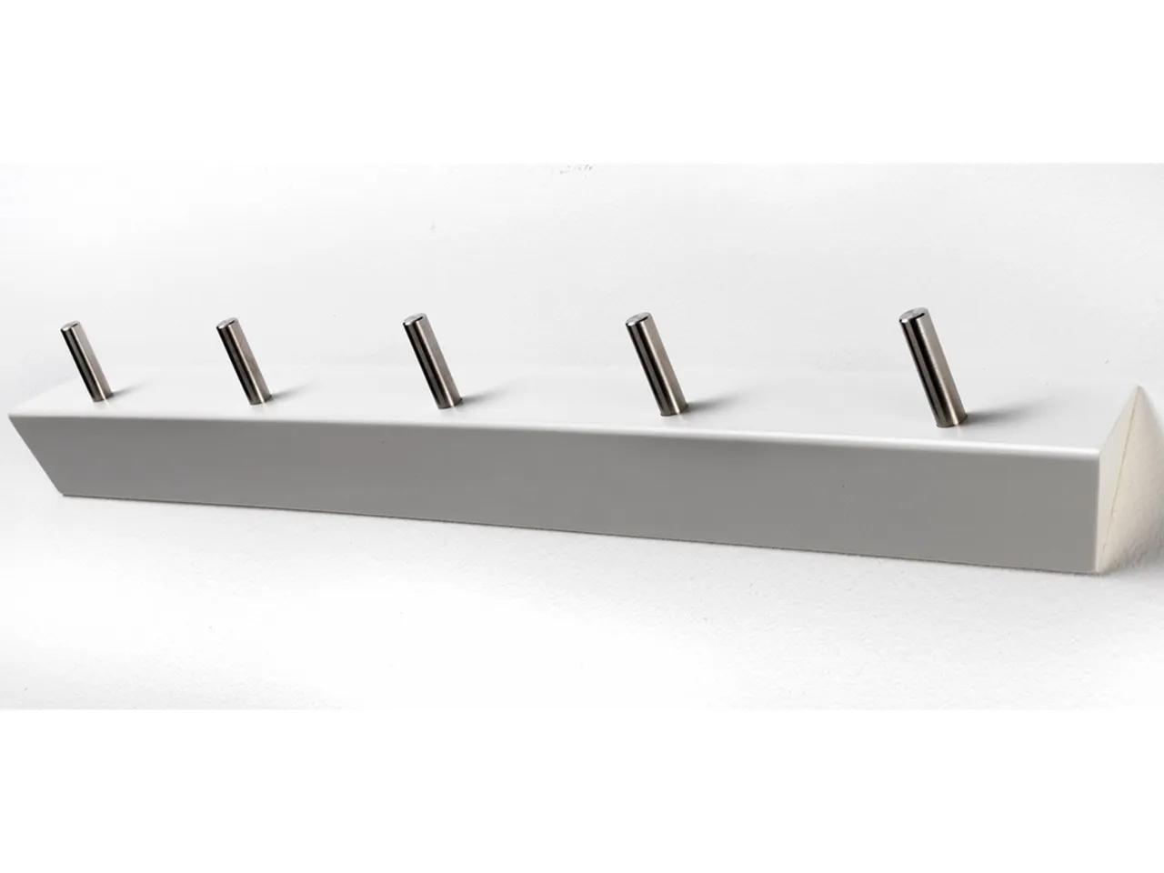 KR5 - Knagerække i fem forskellige finish, med 5 kroge i blankpoleret rustfri stål Hvidt træ og stål