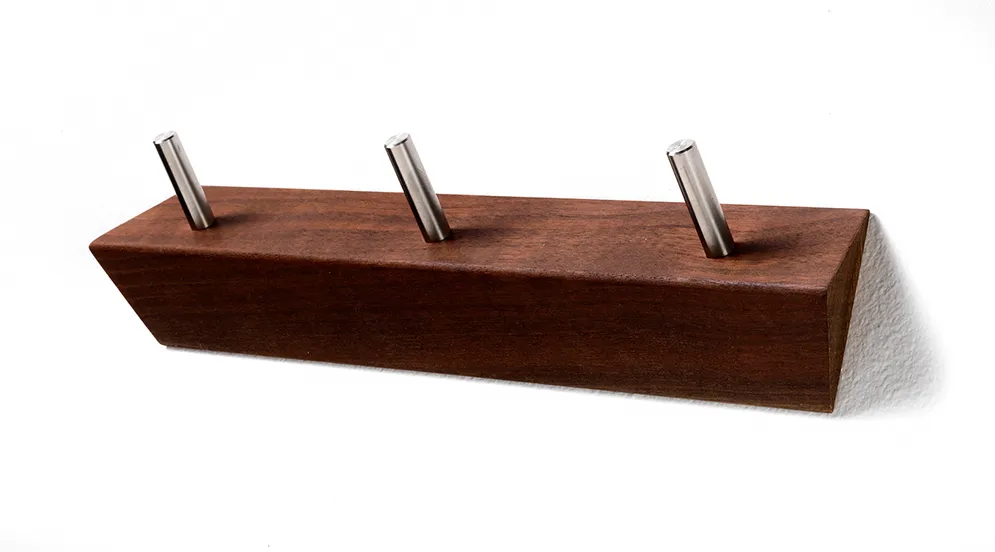 KR5 - Knagerække i fem forskellige finish, med 3 kroge i blankpoleret rustfri stål Valnød og stål