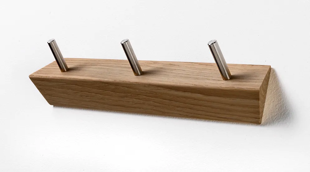 KR5 - Knagerække i fem forskellige finish, med 3 kroge i blankpoleret rustfri stål Oliebehandlet eg og stål