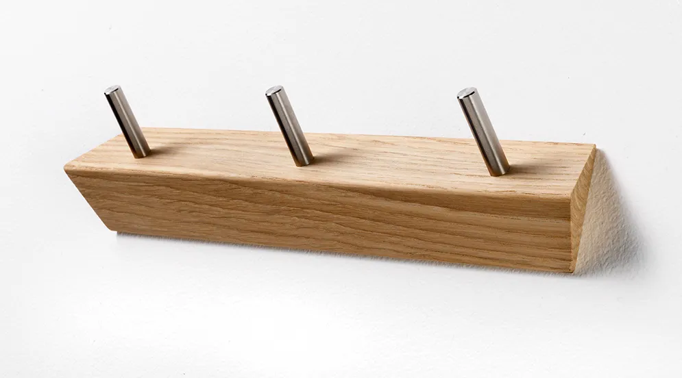 KR5 - Knagerække i fem forskellige finish, med 3 kroge i blankpoleret rustfri stål Sæbebehandlet eg og stål