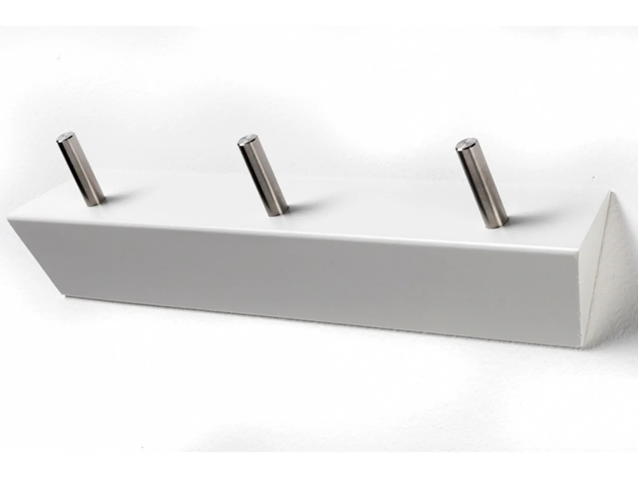 KR5 - Knagerække i fem forskellige finish, med 3 kroge i blankpoleret rustfri stål Hvidt træ og stål