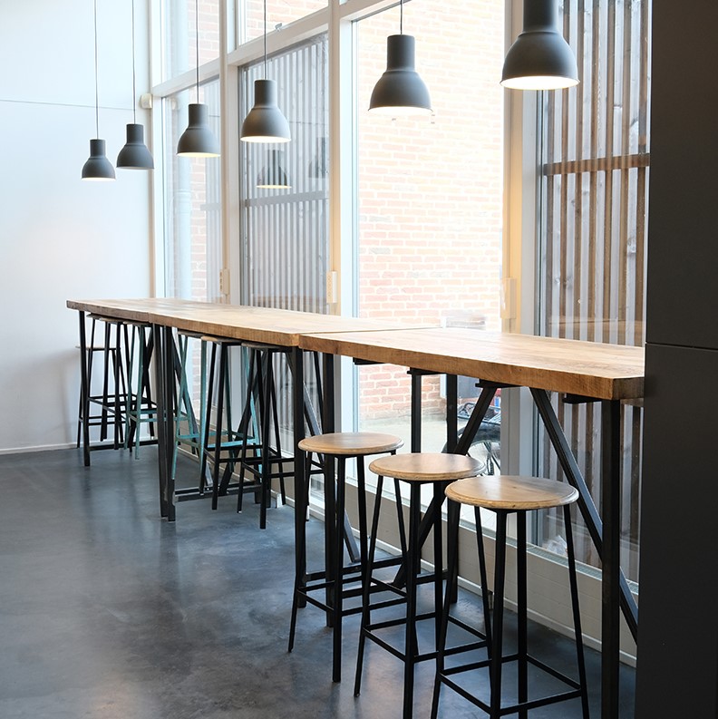 Ryan højt barbord i mangotræ og metal