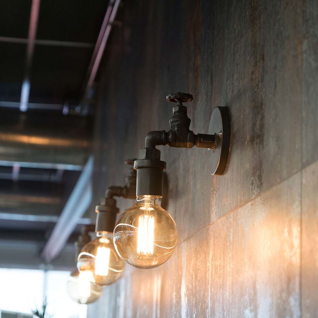 Albani væglampe i lakeret patineret jern