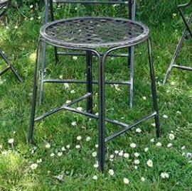 Williamsburg skammel i patineret metal med fletsæde