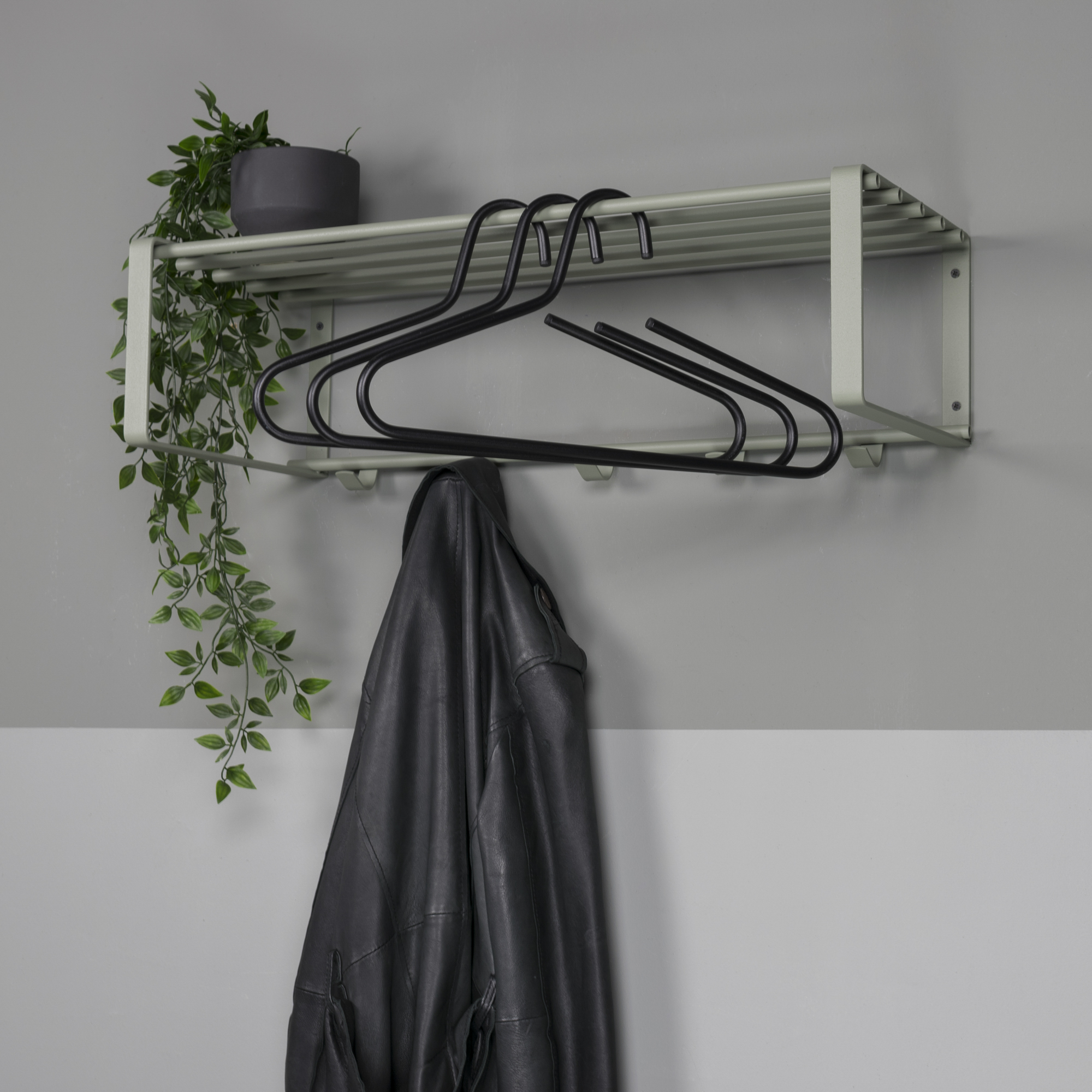 Dinex - Hattehylde i støvet grøn metal, bredde 70 cm.