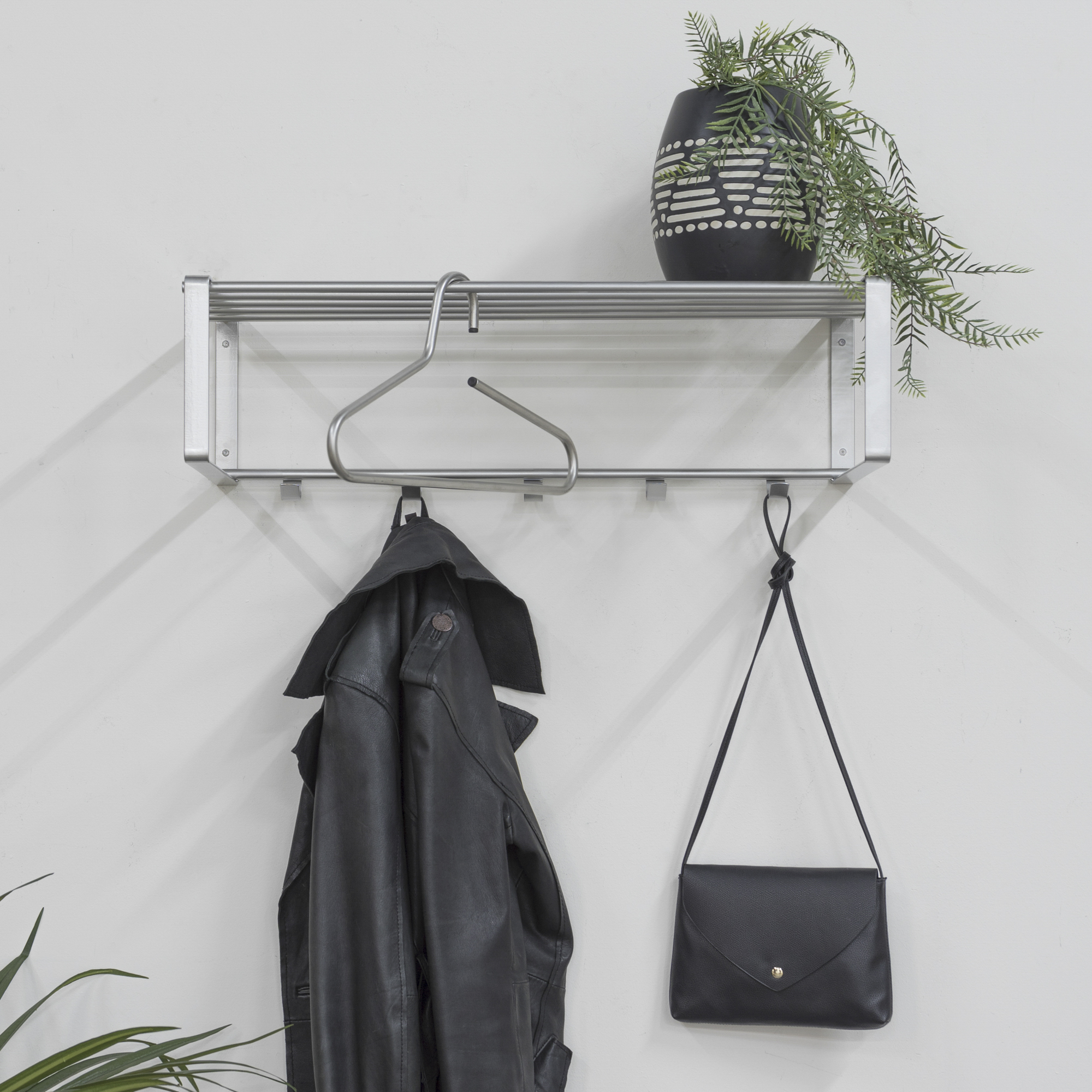 Dinex - Hattehylde i nikkel, bredde 70 cm.