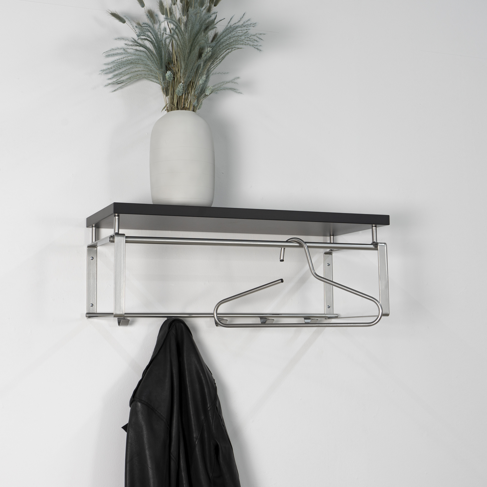 Dinex - Hattehylde i nikkel og sort træ