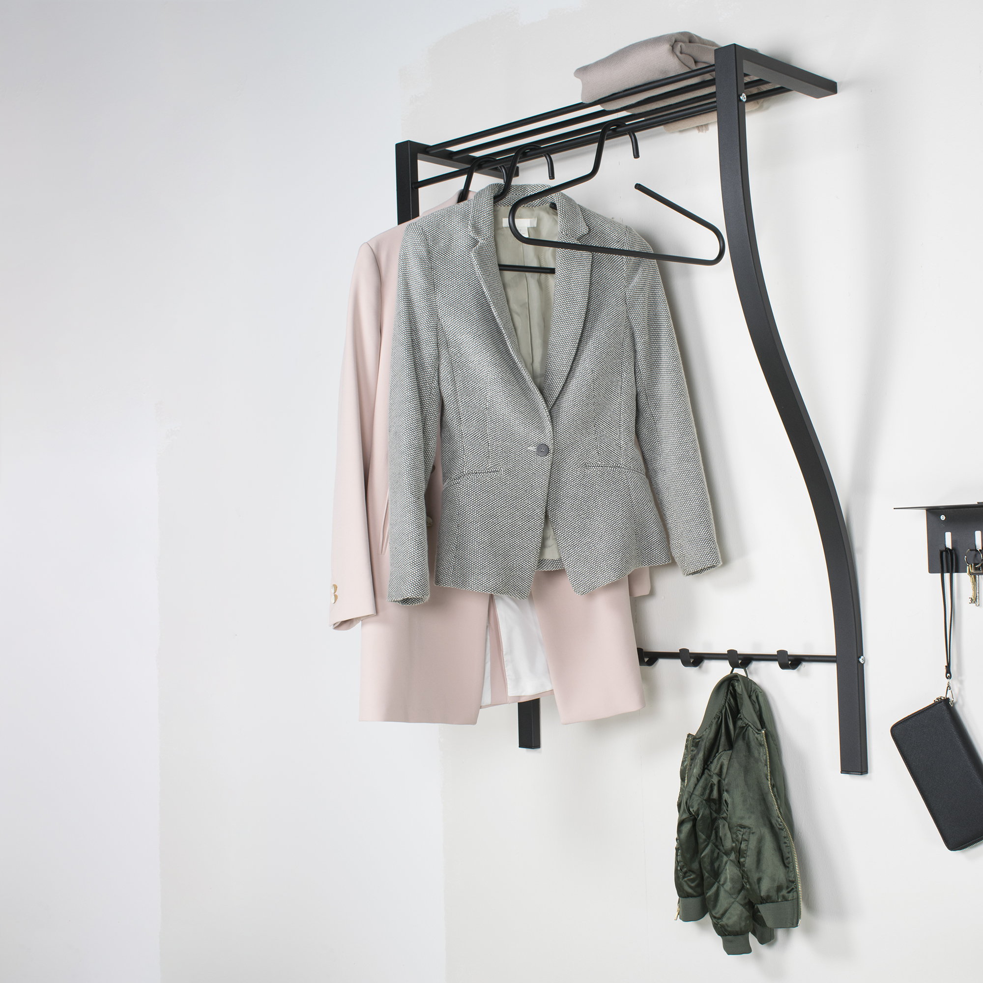 Swung - Hattehylde i sort metal, væghængt