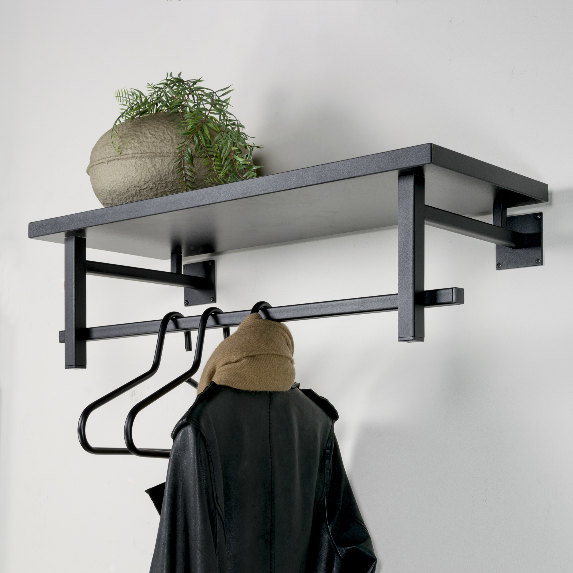 Simpson - Hattehylde i sort metal og sort træ- bredde 76 cm.