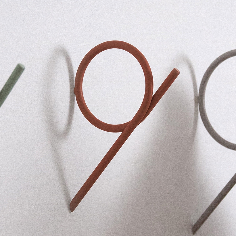 Tupaz - Tre knager i orange metal, vælg mellem 3 størrelser 3 stk. små knager