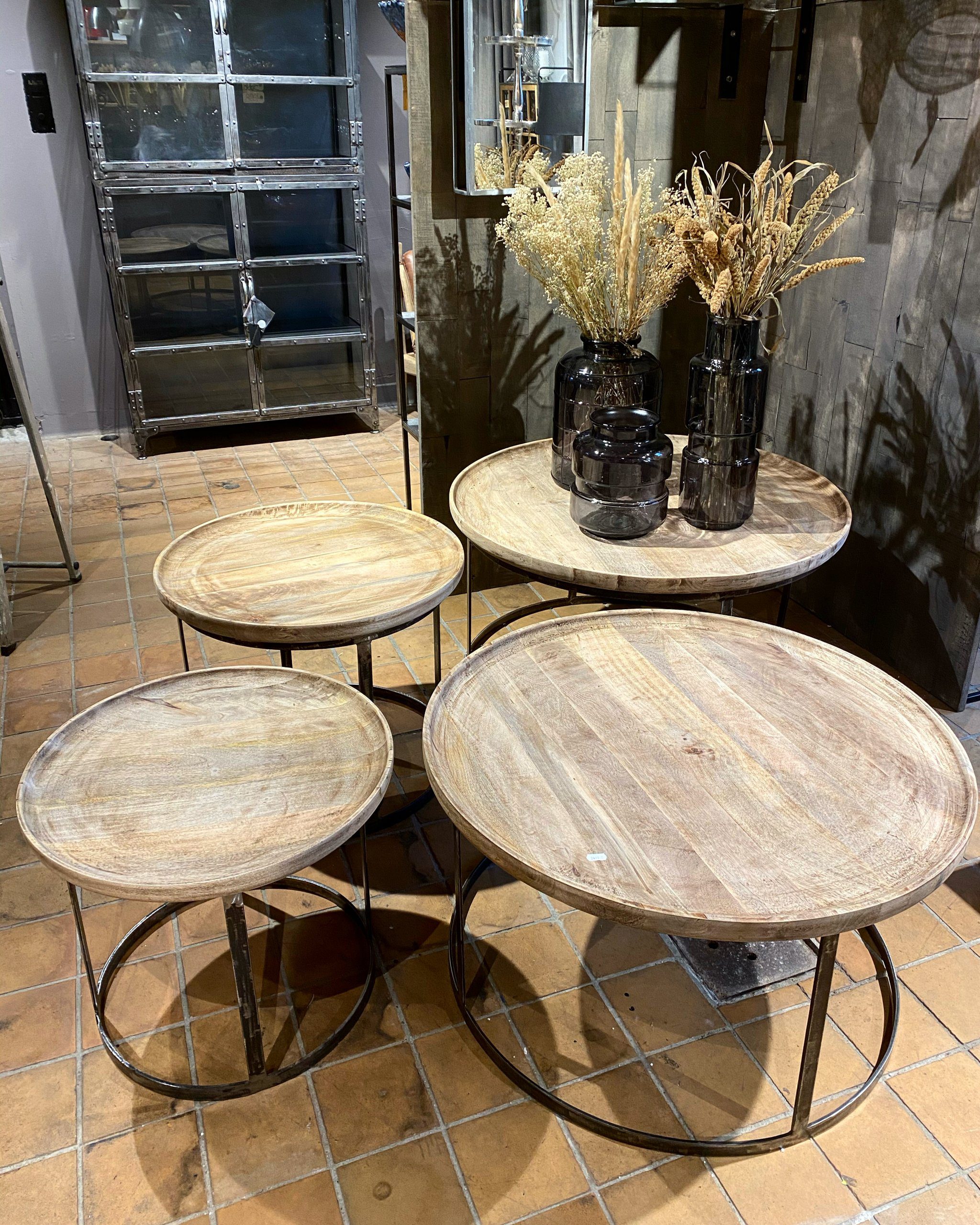 Rundt sofabord i mangotræ Ø90