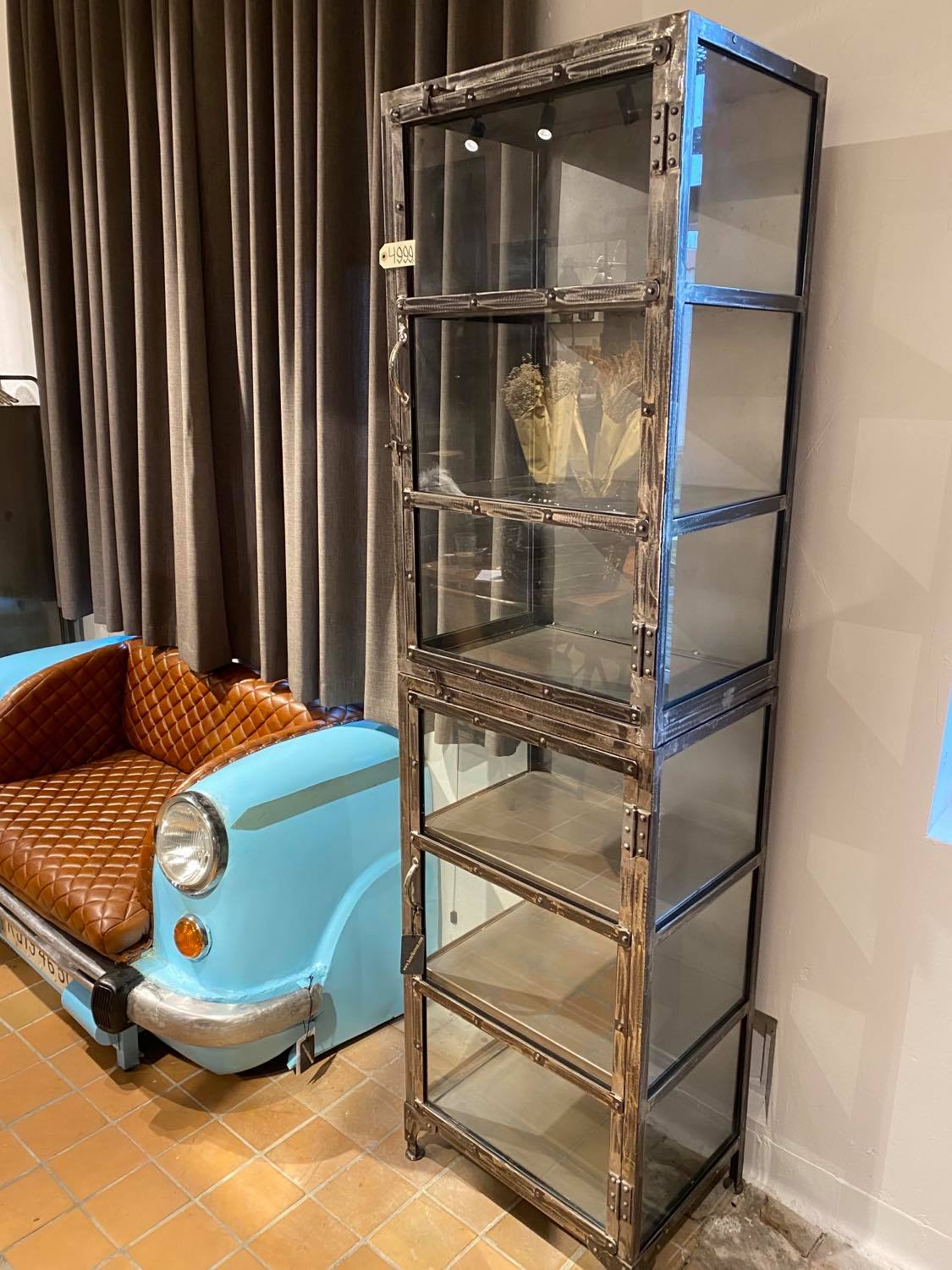 Højt jernvitrineskab 200x55