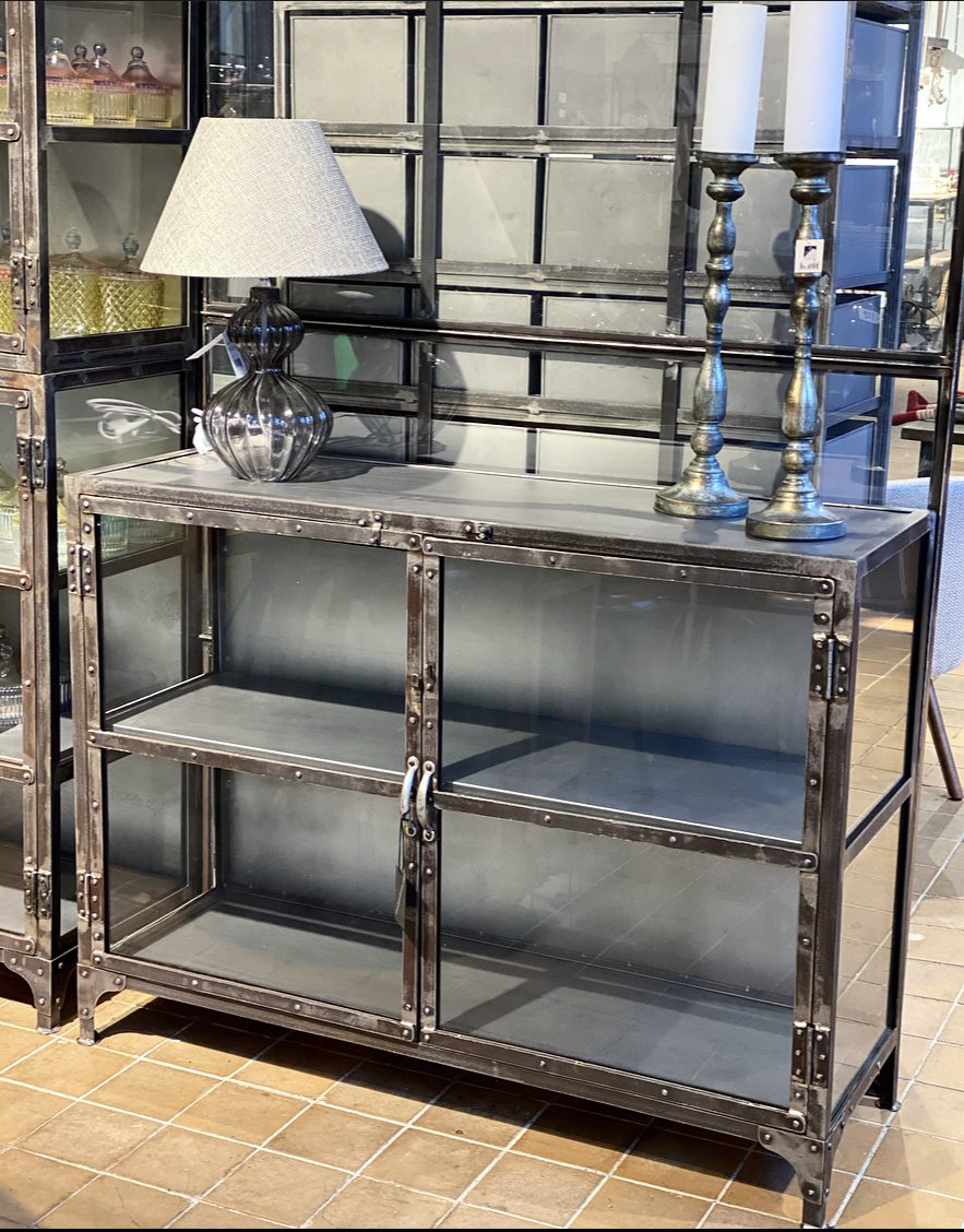 Jernskænk i messing, sort eller jern