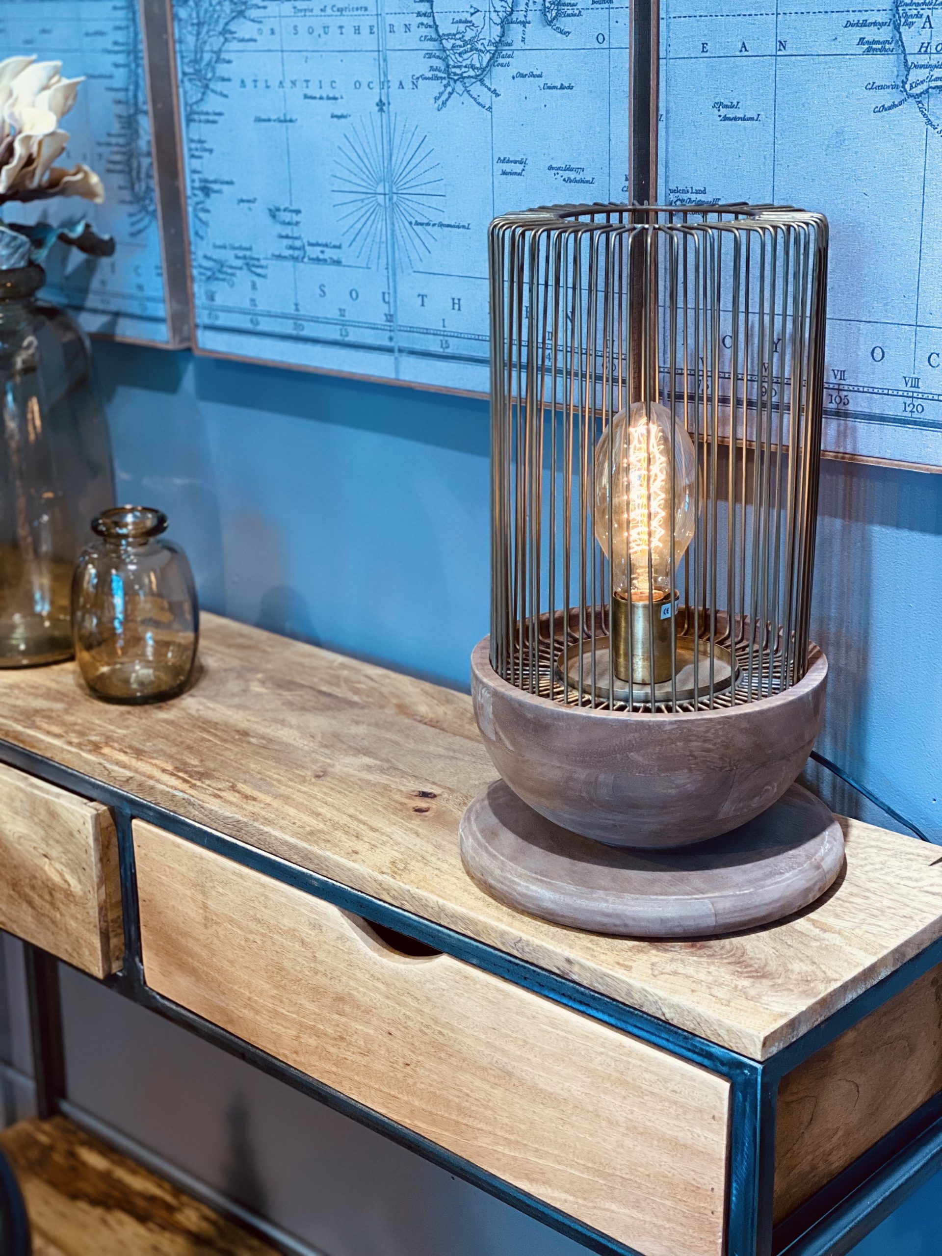 Bordlampe i messing og træ