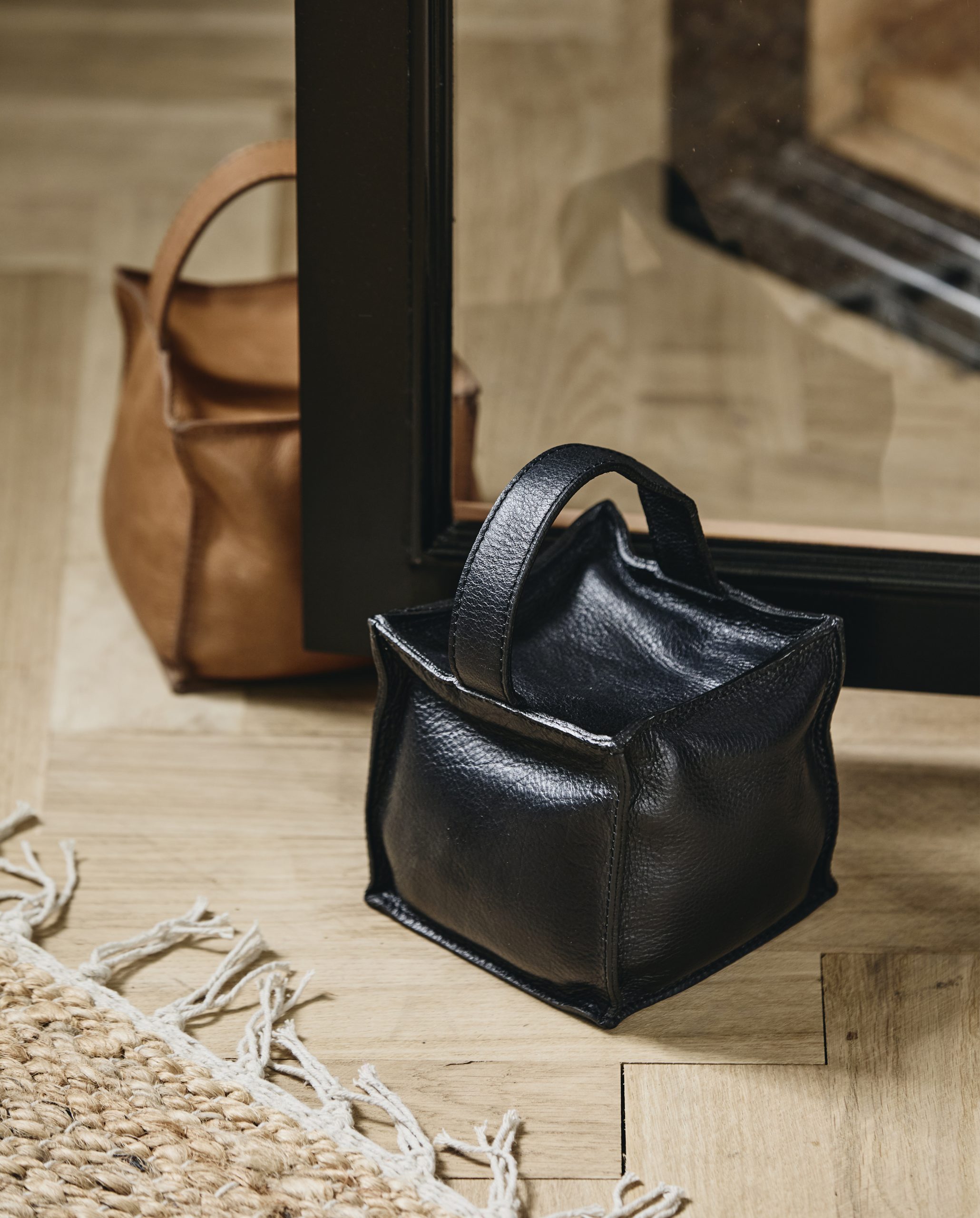 Dørstopper i læder med hank - SORT