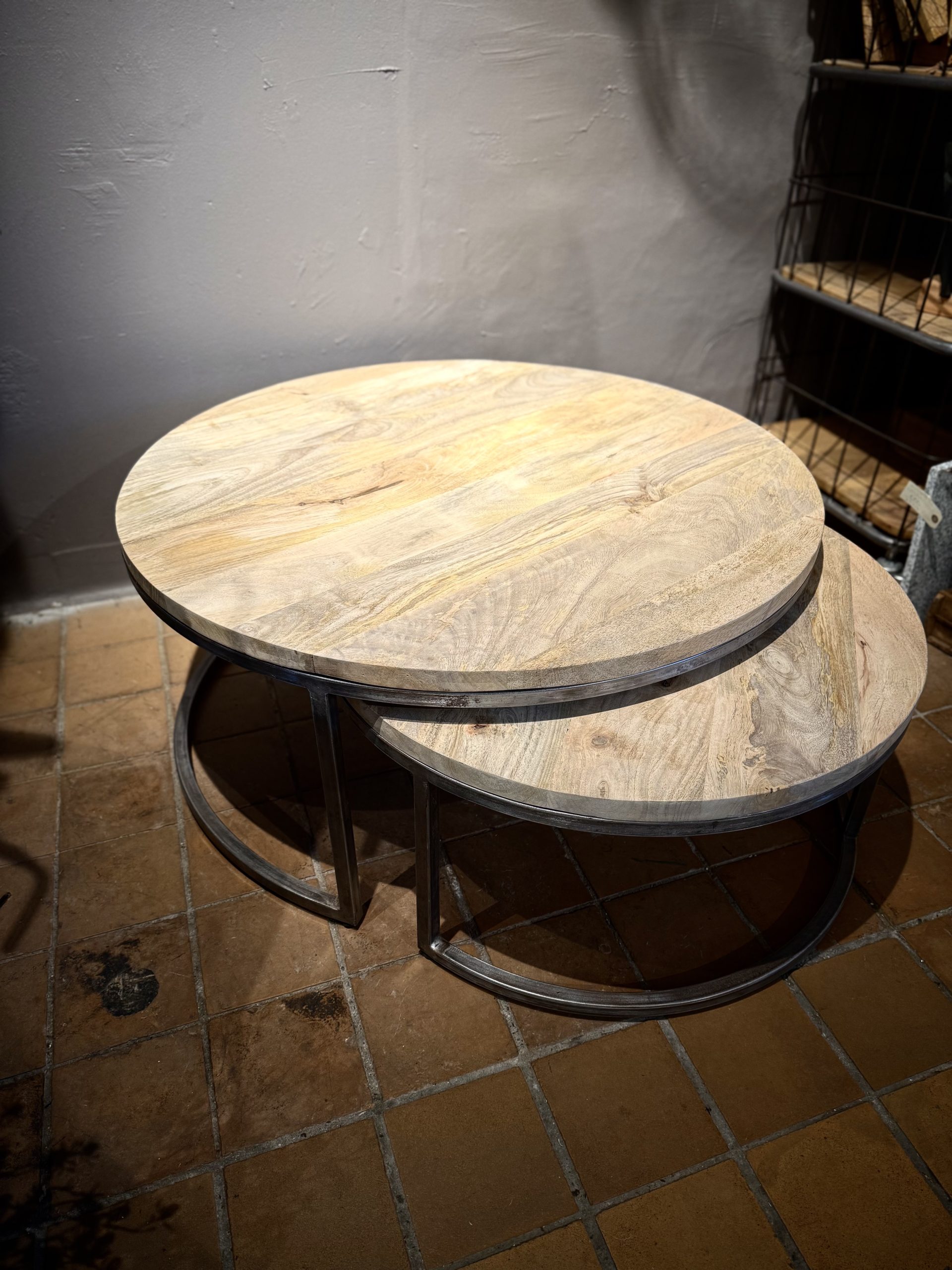 Runde sofaborde i mangotræ - sæt af 2