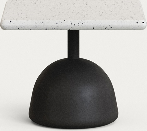 Udendørs sofabord/sidebord Kave Home Saura hvid terrazzo top sort cementbase 44x44x35 cm
