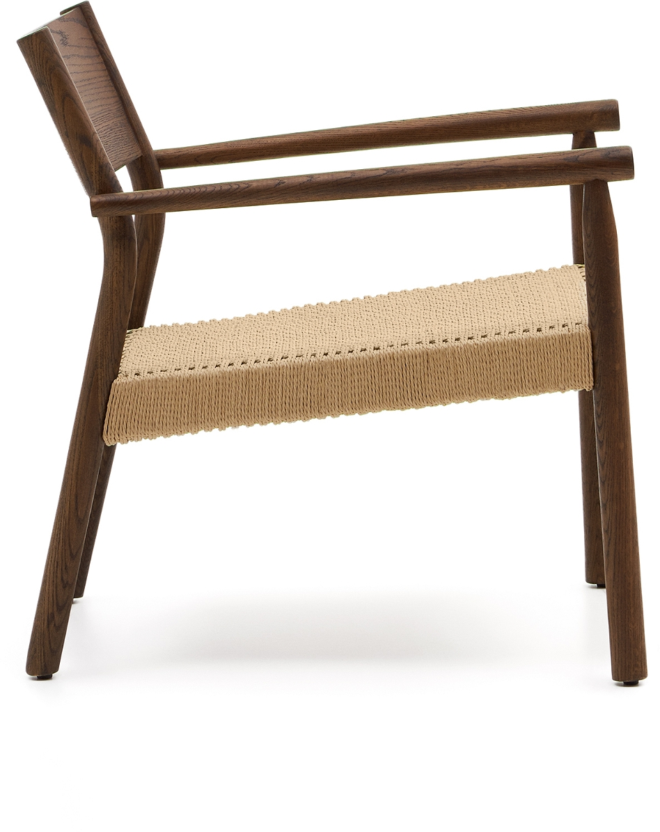 Loungestol Kave Home Yalia rustik nordisk i FSC-egetræ med håndvævet papirreb mørk natur