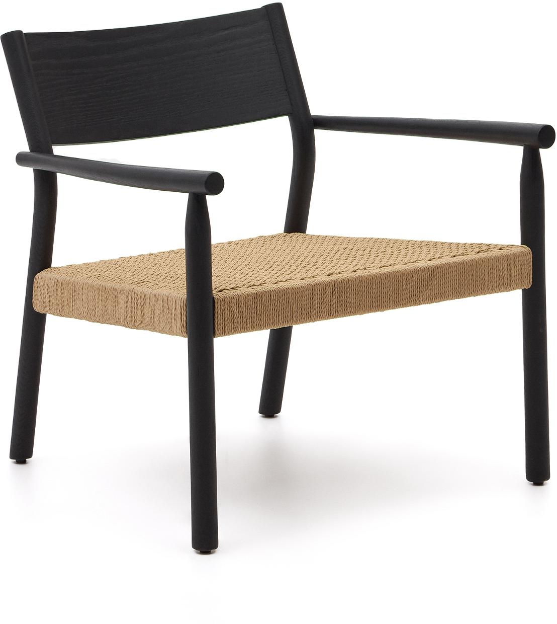 Loungestol Kave Home Yalia FSC-certificeret egetræ i sort med håndvævet papirreb