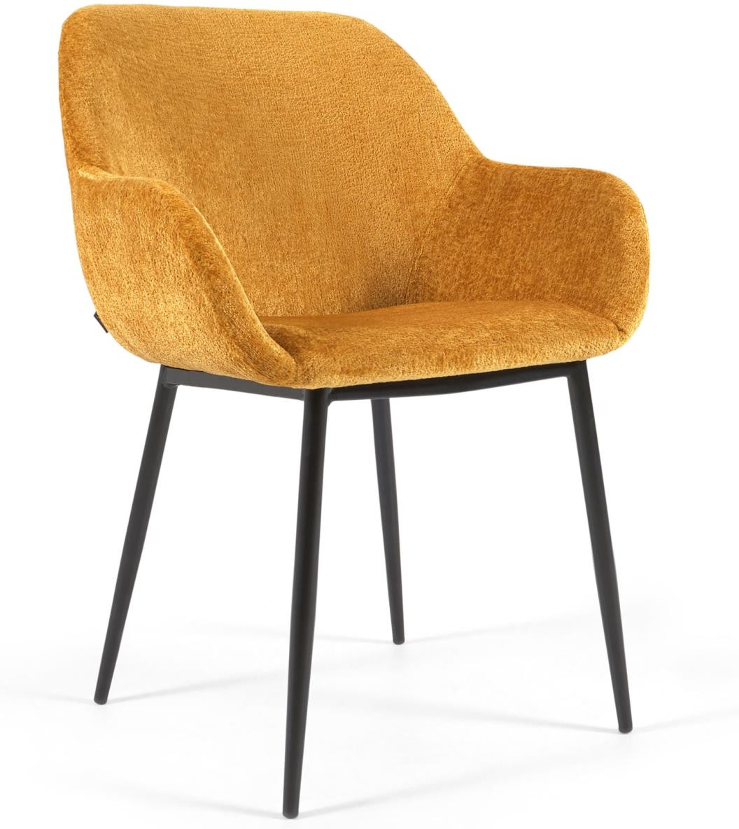 Spisebordsstol med armlæn Kave Home Konna i sennepsgul chenille og sort metal