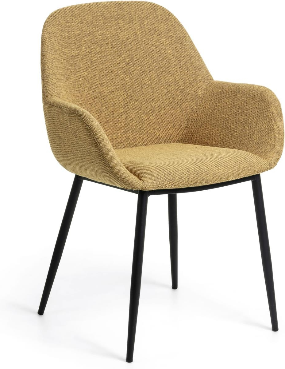 Spisebordsstol med armlæn Kave Home Konna vandafvisende chenillepolstret sennep/sort stålben nordisk design