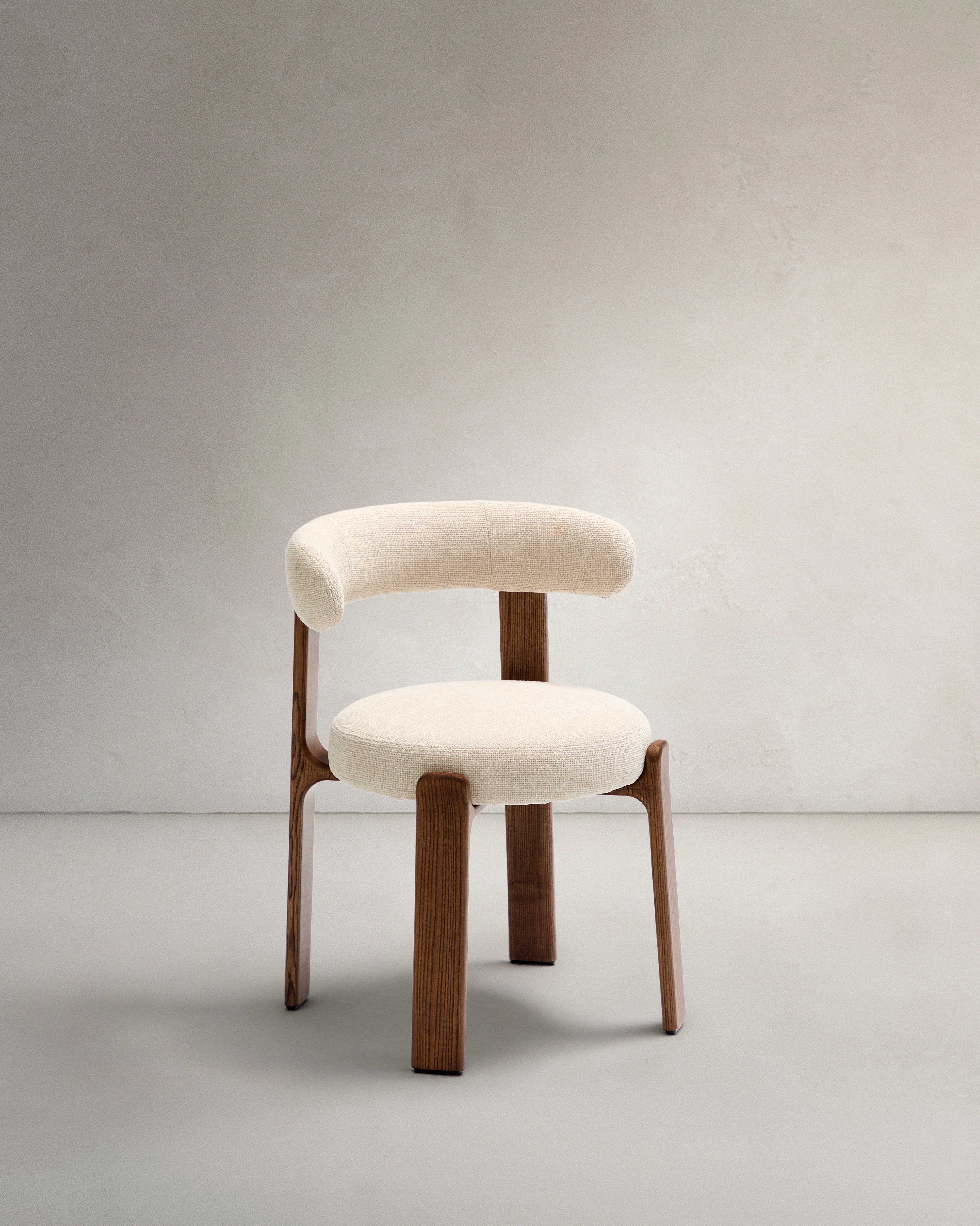 KAVE HOME Granite spisebordsstol - beige chenille og valnøddefinish asketræ