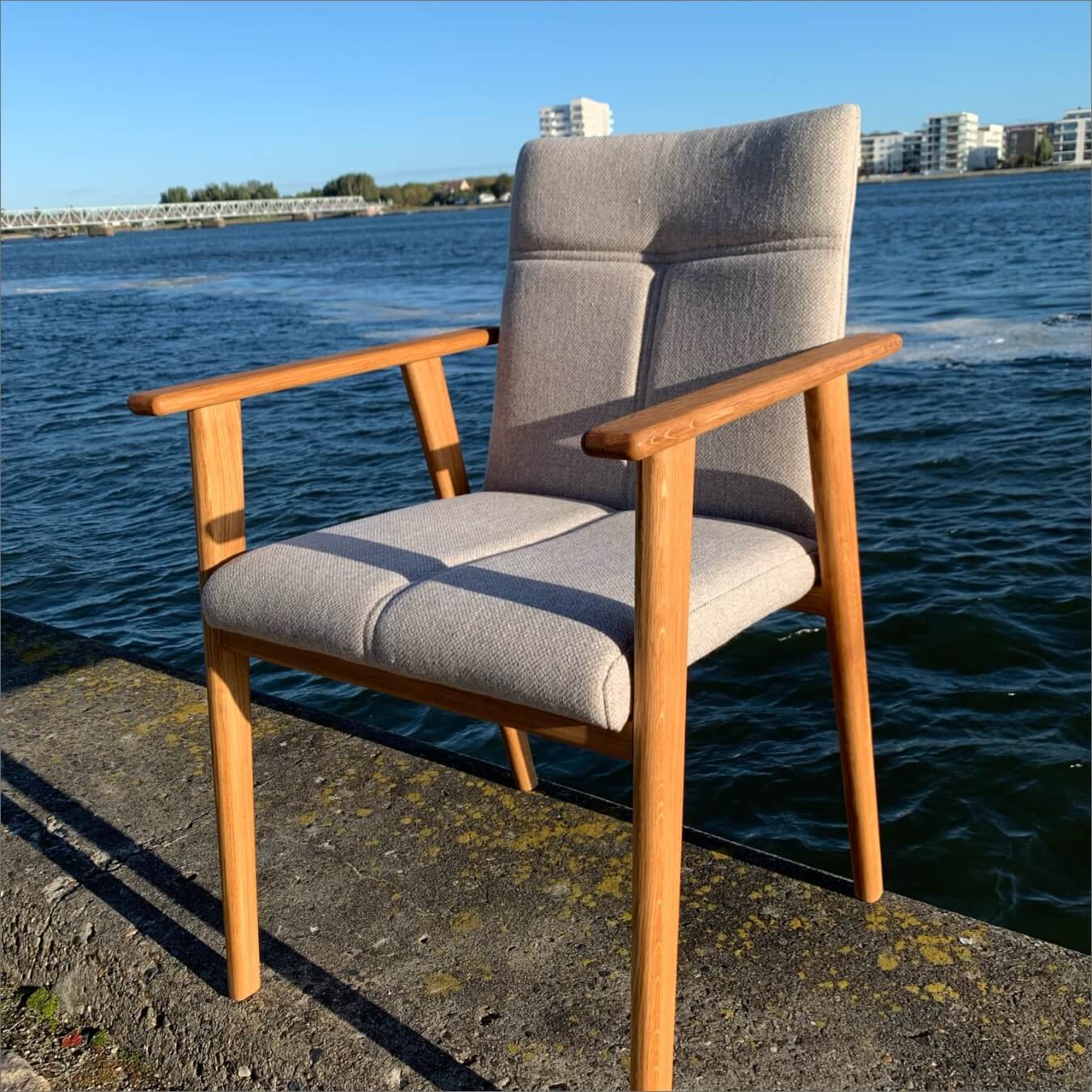 NocNoi Venø spisebordsstol med armlæn, stof og massivt egetræ - Olieret